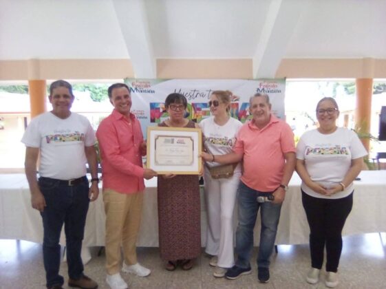 Reconocimiento Dr. Abreu Lima Recital del Taller Letras Veganas durante el Festival de Poes&iacute;a en la Monta&ntilde;a en Jarabacoa