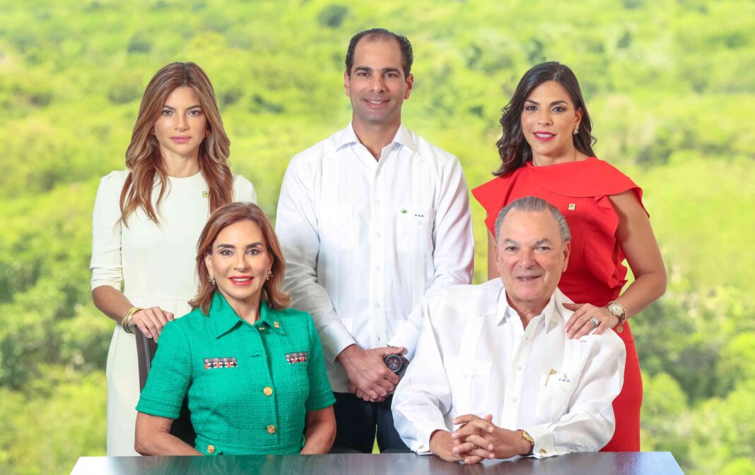 En primera línea en la imagen resaltan los fundadores del Grupo Puntacana, Frank Rainieri y Haydée Kuret y detrás la segunda generación que pone ahora sus energías en la expansión empresarial y consolidación del Grupo Frank Elías Rainieri, presidente y CEO, Paola Rainieri, Chief Marketing Officer, y Francesca Rainieri, Chief Financial Officer. Foto fuente externa.