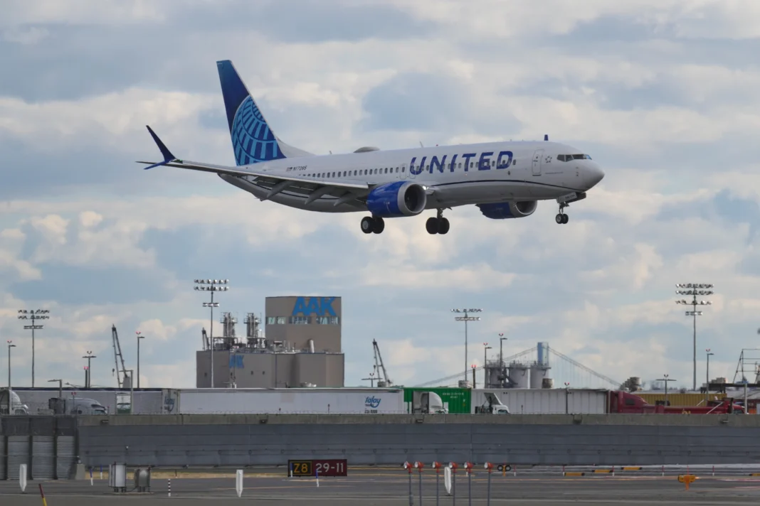 Un avión aterriza en el Aeropuerto Internacional de Newark, en Nueva Jersey, el 6 de noviembre de 2025. (Foto AP de Seth Wenig)