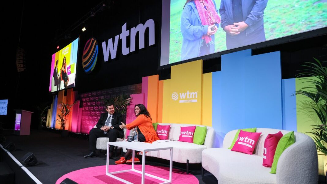 Un momento en la WTM Londres 2025 del encuentro sobre Diversidad, Equidad, Accesibilidad e Inclusión (DEAI)