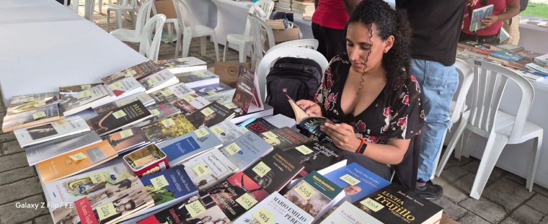 Una librera aprovecha que no tiene clientes delante,para leer. Foto JRSOSA