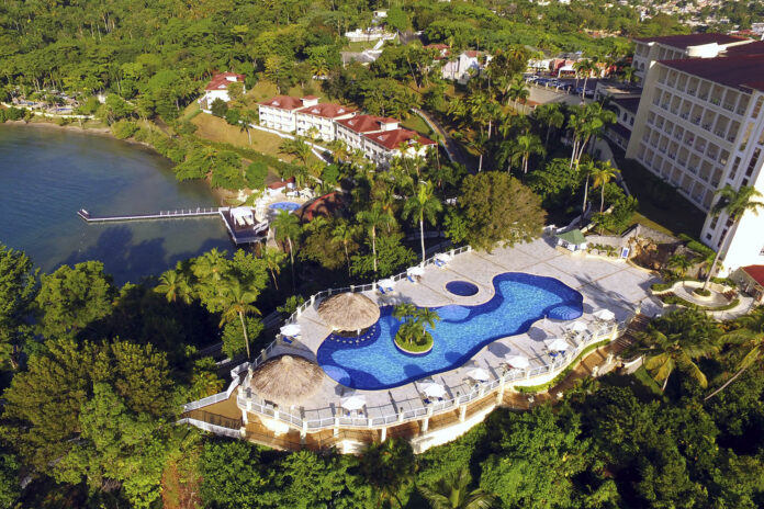 Vista aérea del Hotel Eurostars Grand Cayacoa en Samaná remodelado y reabierto ahora de la mano del Grupo Hotusa
