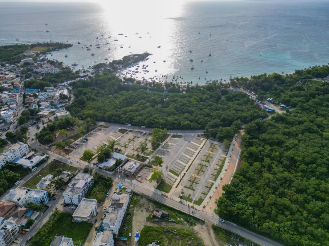 Vista aérea del nuevo parqueo que el MInisterio de Turismo abrirá en Bayahíbe 2