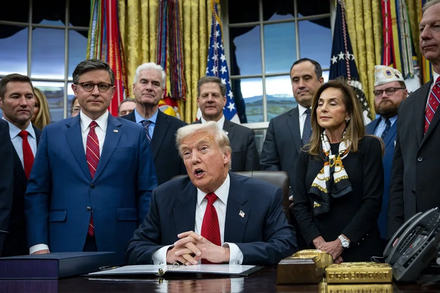 El presidente de Estados Unidos, Donald Trump (C), habla antes de firmar el paquete de financiación para reabrir el Gobierno federal en el Despacho Oval de la Casa Blanca en Washington, DC, EE.UU. EFE/EPA/BONNIE CASH / POOL