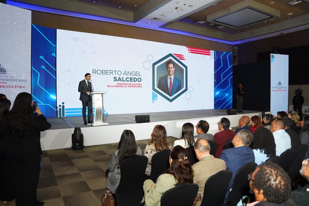 Roberto Ángel Salcedo inauguró el evento, que reunió a emprendedores, artistas, gestores culturales y expertos en tecnología