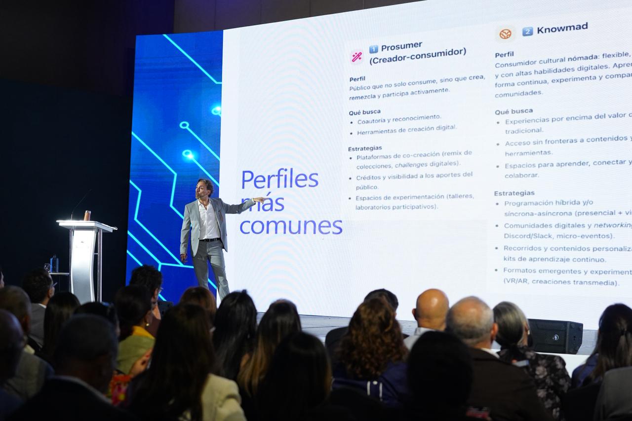 Un momento en la conferencia "Nuevos públicos, nuevas lógicas: cultura e inteligencia artificial”, impartida por Javier Iturralde de Bracamonte, quien expuso cómo la inteligencia artificial (IA) redefine estrategias de creación, mediación y participación cultural,.