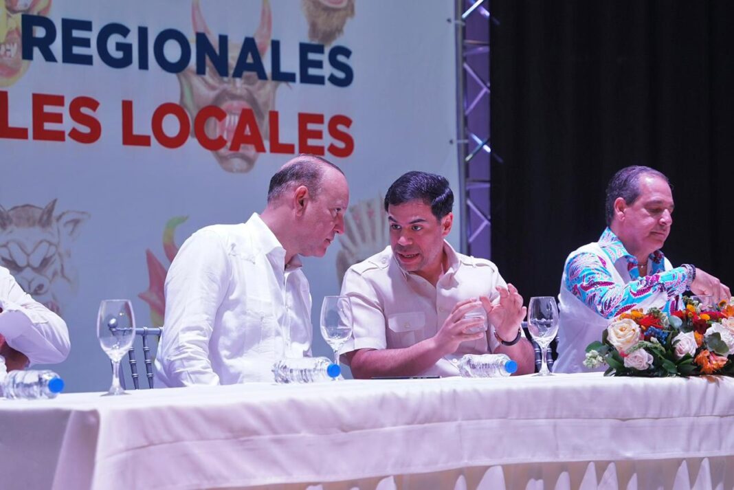 Este primer encuentro encabezado por el ministro de Cultura, Roberto Ángel Salcedo se realizó con representantes de carnavales de Santiago y la región del Cibao.