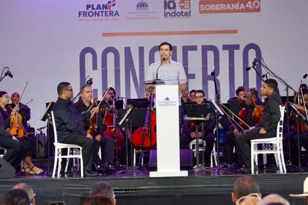 El ministro de Cultura, Roberto &Aacute;ngel Salcedo durante el concierto en Loma de Cabrera.