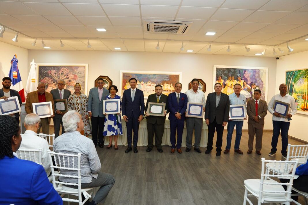 En la entrega de los premios se congregaron autoridades culturales, escritores, investigadores y representantes de diversos medios de comunicación, quienes se dieron cita para reconocer la excelencia literaria y la labor historiográfica nacional.