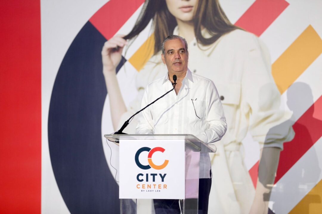 Abinader destacó que la obra simboliza el impulso económico que vive la República Dominicana y resaltó que la empresa Lady Lee, con más de cinco décadas de trayectoria internacional, eligió invertir en Santo Domingo Este por la confianza en el clima económico del país.