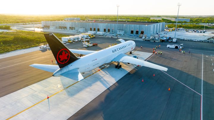 El carguero, un Boeing 767F de Air Canada Cargo, con una disponibilidad de aproximadamente 50 toneladas para el movimiento de frutas, vegetales y dispositivos médicos, realizará la ruta Toronto – México - Ecuador - Punta Cana, con frecuencia semanal.