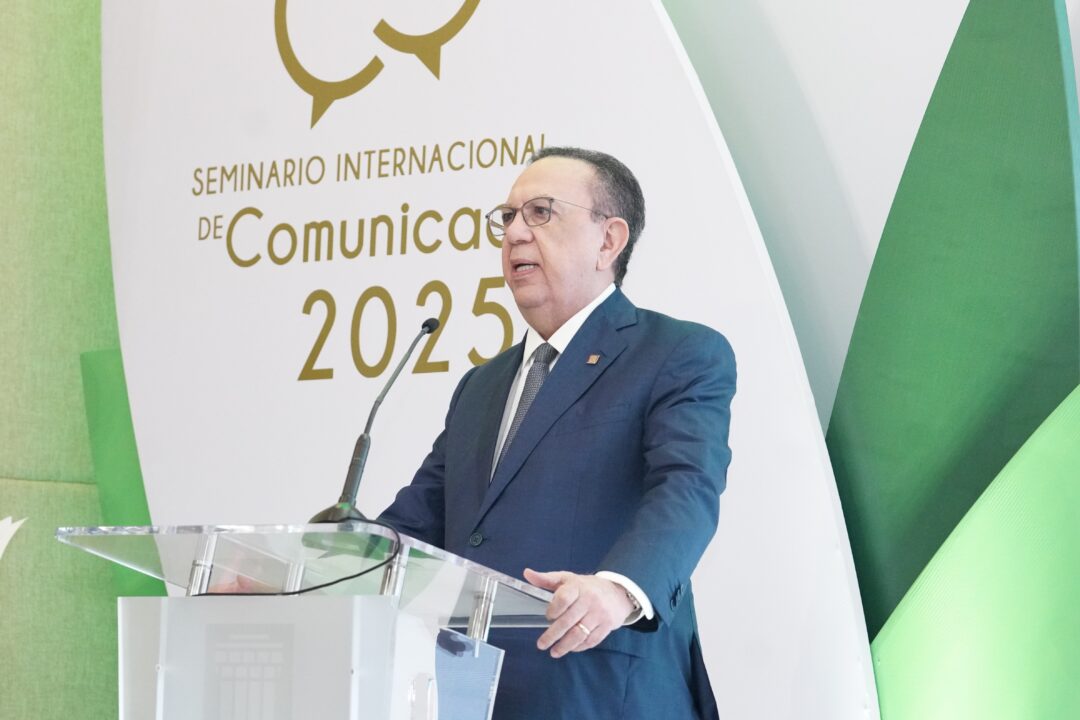 Valdez Albizu expresó que la sostenibilidad no es solo un tema ambiental, sino también económico y de inclusión social, que nos ayude a encontrar un equilibrio entre el crecimiento y la protección del medio ambiente