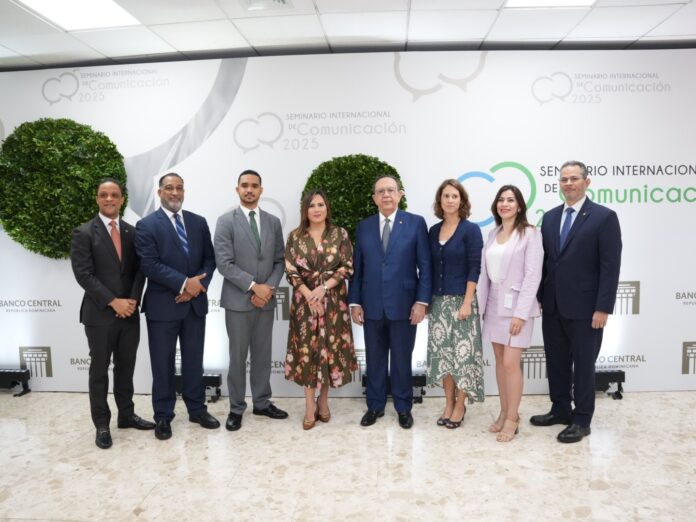 oficial 2 Jonathan Abreu, Frank Montaño, Dawilvi Peña, Himilce Tejada, Héctor Valdez Albizu, Stephanie García Van Gool, Constanza Muñoz y Joel Tejeda.