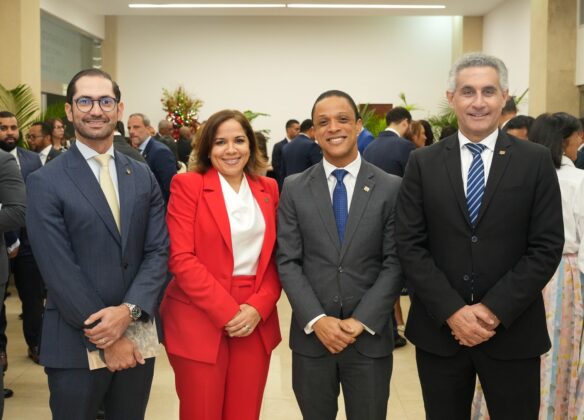 5. Joel Gonz&aacute;lez, Brenda Villanueva, Jonathan Abreu y Julio And&uacute;jar.