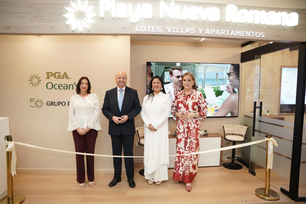 En la imagen posan Ivelise Calderon, Jesus Duran, Rosa Zapata y Jatnna Tavarez en las nuevas oficinas en Santo Domingo de Playa Nueva Romana.