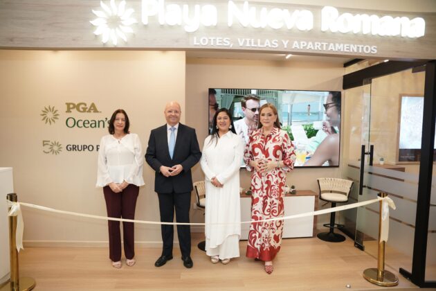 En la imagen posan Ivelise Calderon, Jesus Duran, Rosa Zapata y Jatnna Tavarez en las nuevas oficinas en Santo Domingo de Playa Nueva Romana.