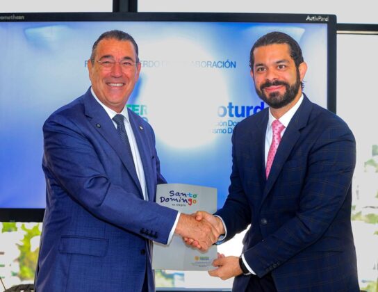 Juan Mart&iacute;n de Oliva, presidente del CTSD, y Yerik P&eacute;rez, presidente de ADOTURD firmaron el acuerdo que busca generar nuevas oportunidades de negocios, atraer un mayor flujo de visitantes y fortalecer la cadena de valor del turismo deportivo.