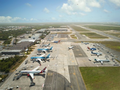 Aeropuerto Internacional de Punta Cana Inaugurado en 1983, es el primer aeródromo privado de uso comercial internacional en el mundo, el de mayor tráfico en la República Dominicana y el de mayor conectividad en el Caribe, uniendo 64 ciudades y 26 países de todo el mundo, y movilizando ocho millones de pasajeros al año.