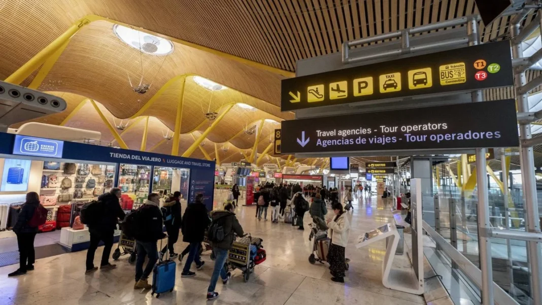 Vista del aeropuerto Adolfo Suárez Madrid-Barajas enn el periodo navideño desde donde salen los principales vuelos a República Domicana desde España.