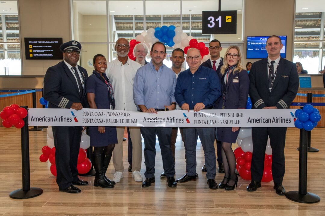 Ejecutivos de American Airlines y del Aeropuerto Internacional de Punta Cana en el acto de apertura de los nuevos vuelos de la línea aérea estadounidense.