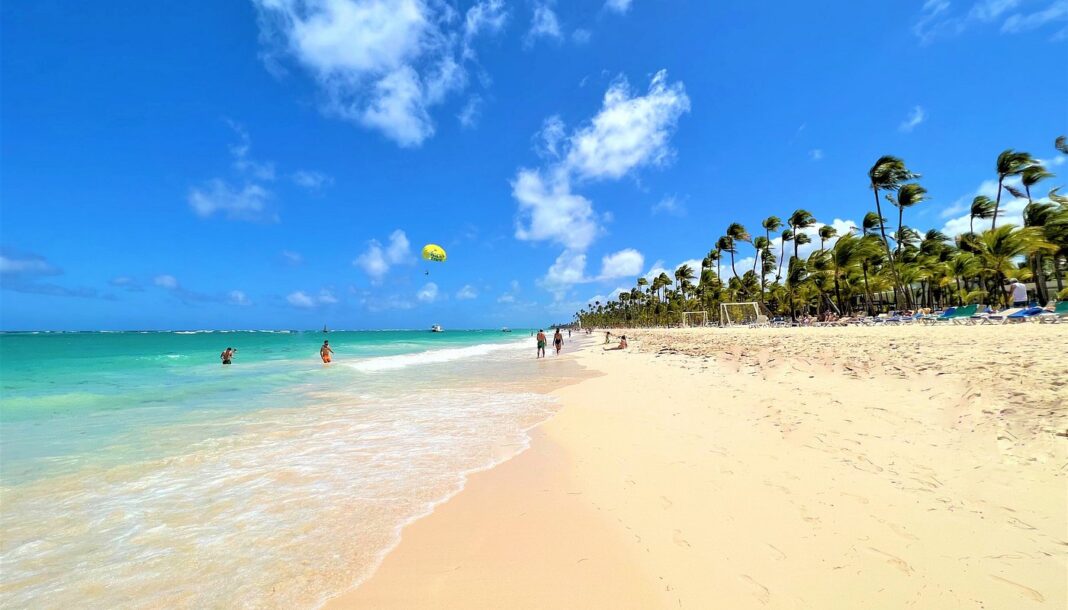 República Dominnicana ofrece como destino turístico una combinación de atractivos culturales, gastronómicos y naturales de playas y montañas que atrae a millones de personas de todo el mundo.