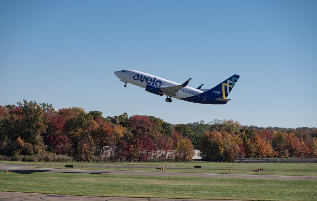 Avelo estableció ILM como base de operaciones y tripulaciones el 3 de abril de 2025, y actualmente cuenta con dos Boeing 737 de próxima generación basados en el aeropuerto