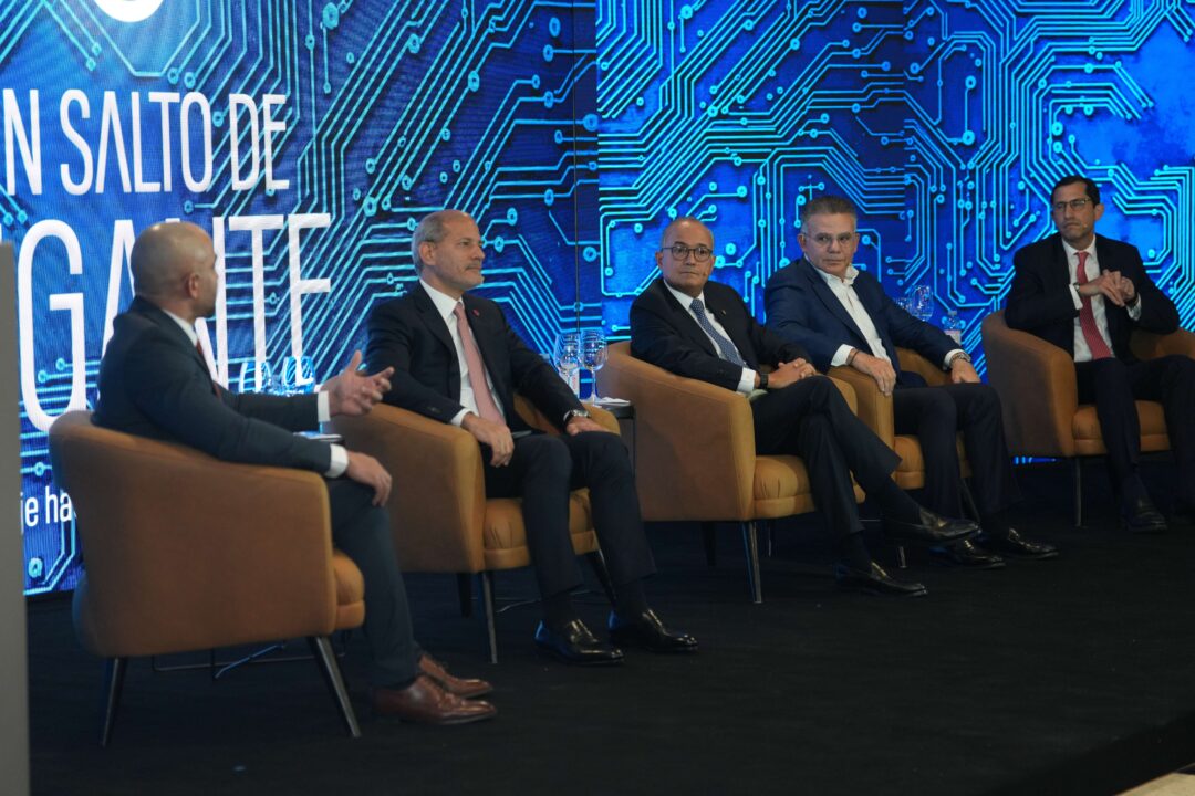 El panel reunió a líderes empresariales y tecnológicos para debatir sobre innovación y transformación digital en República Dominicana. De izquierda a derecha, los señores Félix Báez, Carlos Cueto, Juan Lehoux, Pedro Brache y Roberto Herrera.