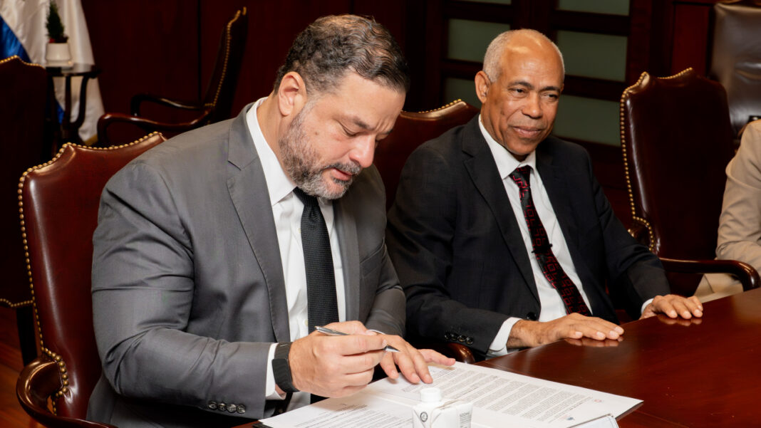 El acuerdo lo firmaron Paíno Henríquez, ministro de Medio Ambiente; por Jhonattan Toribio, director general de Administración y Carrera Judicial del Poder Judicial, y Ricardo Noboa, administrador general del Registro Inmobiliario.
