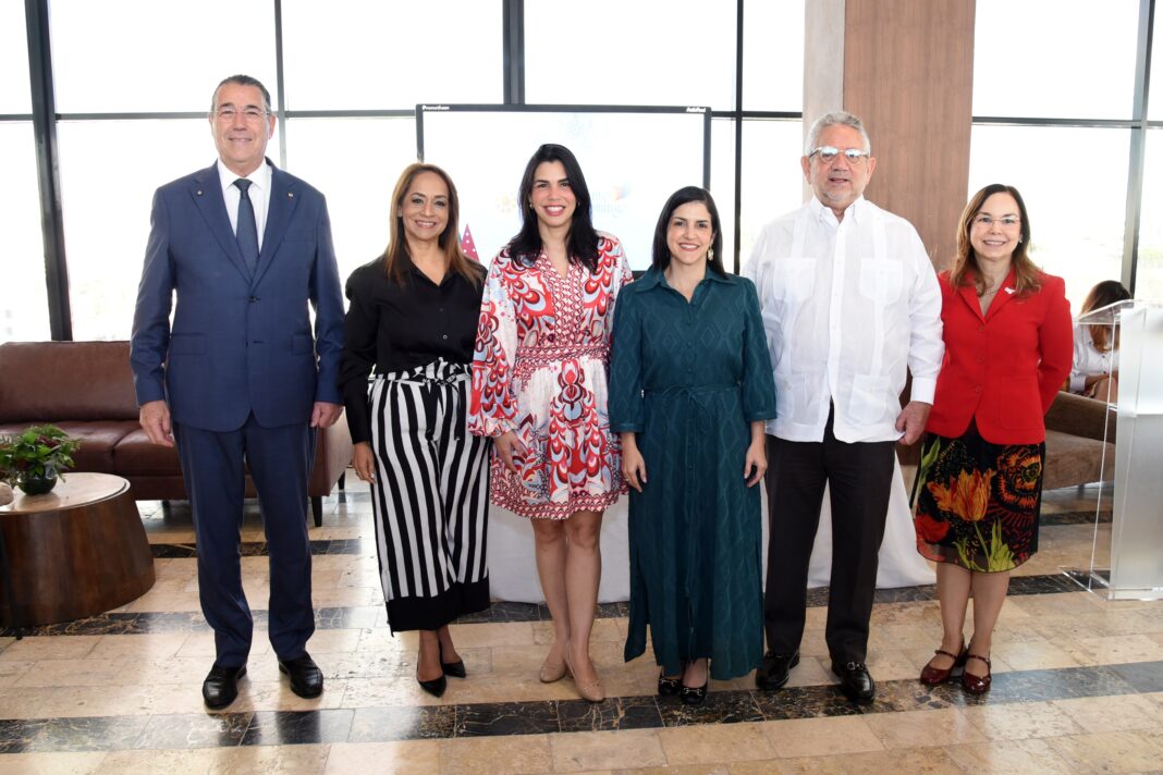 Juan Manuel Martín de Oliva, Aguie Lendor ,Yudit García ,Biviana Riveiro, Roberto Henríquez y Fabeth Martínez encabezaron el desayuno navideño 2025 del Clúster Turístico de Santo Domingo