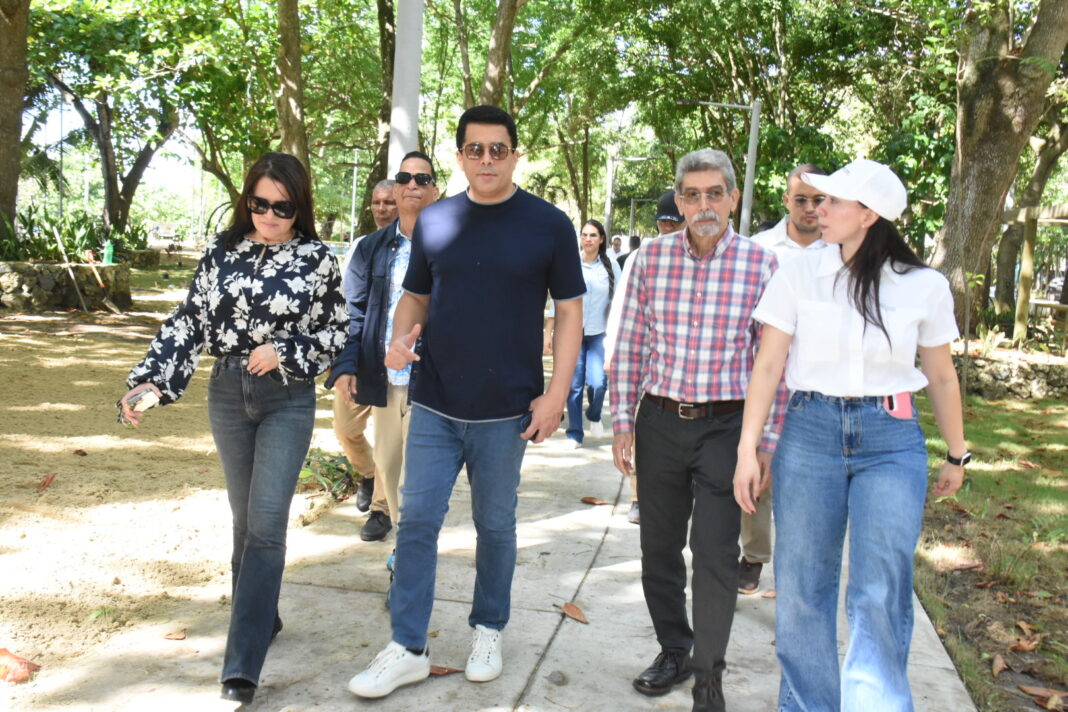 El ministro de Turismo, David Collado, junto a Juan Mubarak director Nacional de Patrimonio Monumental, mientras recorren las obras en desarrollo en el Parque La Caleta próximo a la entrada del Aeropuerto de Las Américas