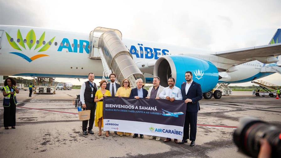 Ejecutivos de Aerodom, Air Caraïbes y funcionarios reciben el primer vuelo desde Francia a Samaná.