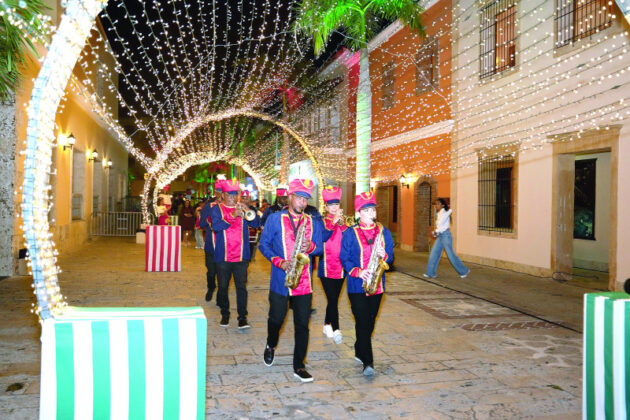 El Christmas Boat Parade tuvo un despliegue de m&aacute;s de 90 personajes en escena.