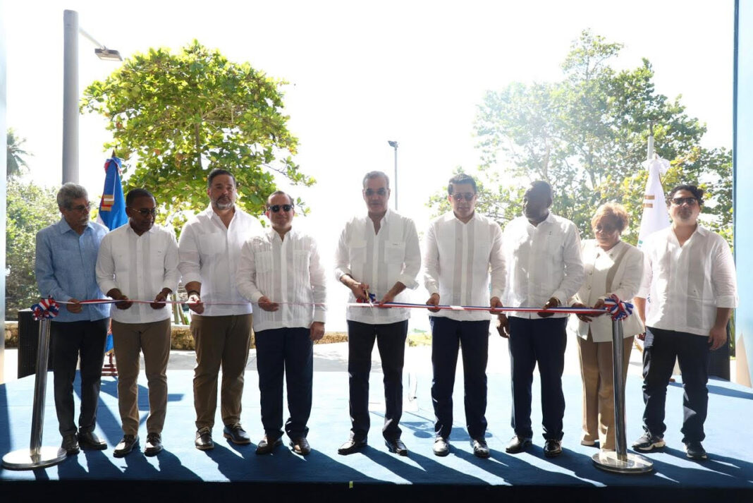 El presidente Luis Abinader hace el corte de cinta que deja oficialmente inaugurada la reconstrucción del Parque Submarino La Caleta