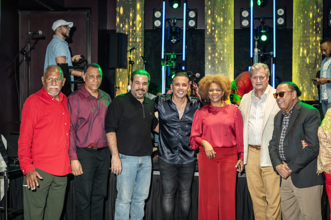 Fiesta de Navidad de Acroarte 2025.Figuran Alejandro, Ney, CSJR, El Blachy, Marivell, Edmoncito y Joseph.