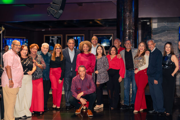 En la Fiesta de Navidad de Acroarte figuran los miembros de la filial de Santiago.