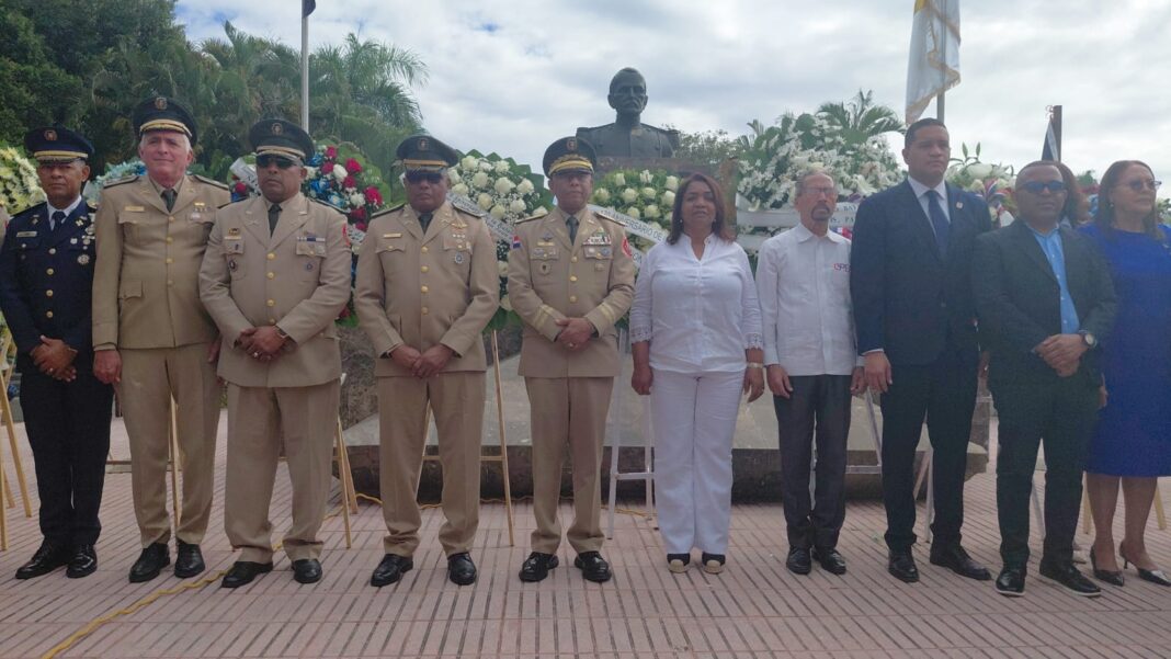 El presidente de Efemérides Patrias y las autoridades de la provincia luego de colocar las ofrendas florales.