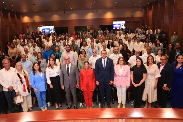 El director y la subdirectora general del IDAC, Igor Rodr&iacute;guez Dur&aacute;n y Paola Aim&eacute;e Pl&aacute; Puello, respectivamente, junto a los panelistas y a la audiencia que asisti&oacute; al conversatorio en el Centro Le&oacute;n de la ciudad de Santiago.