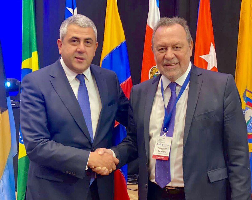 Gustavo Santos junto a Zurab Pololikashvili, el secretario general de la organización que postuló al argentino como director en el año 2022