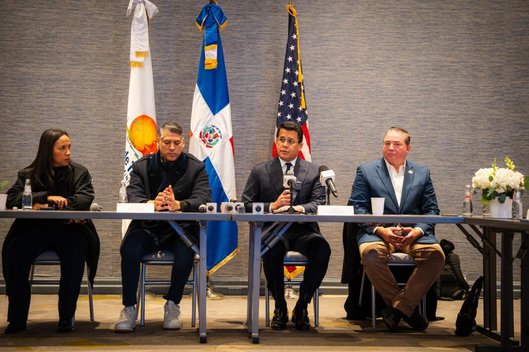 Momento en que David Collado y Víctor Pacheco hacen el anuncio de los nuevos vuelos de Arajet. Les acompañan a la izquierda la viceministra, Jacqueline Mora y el director de la Junta de Aviación Civil, Héctor Porcella.
