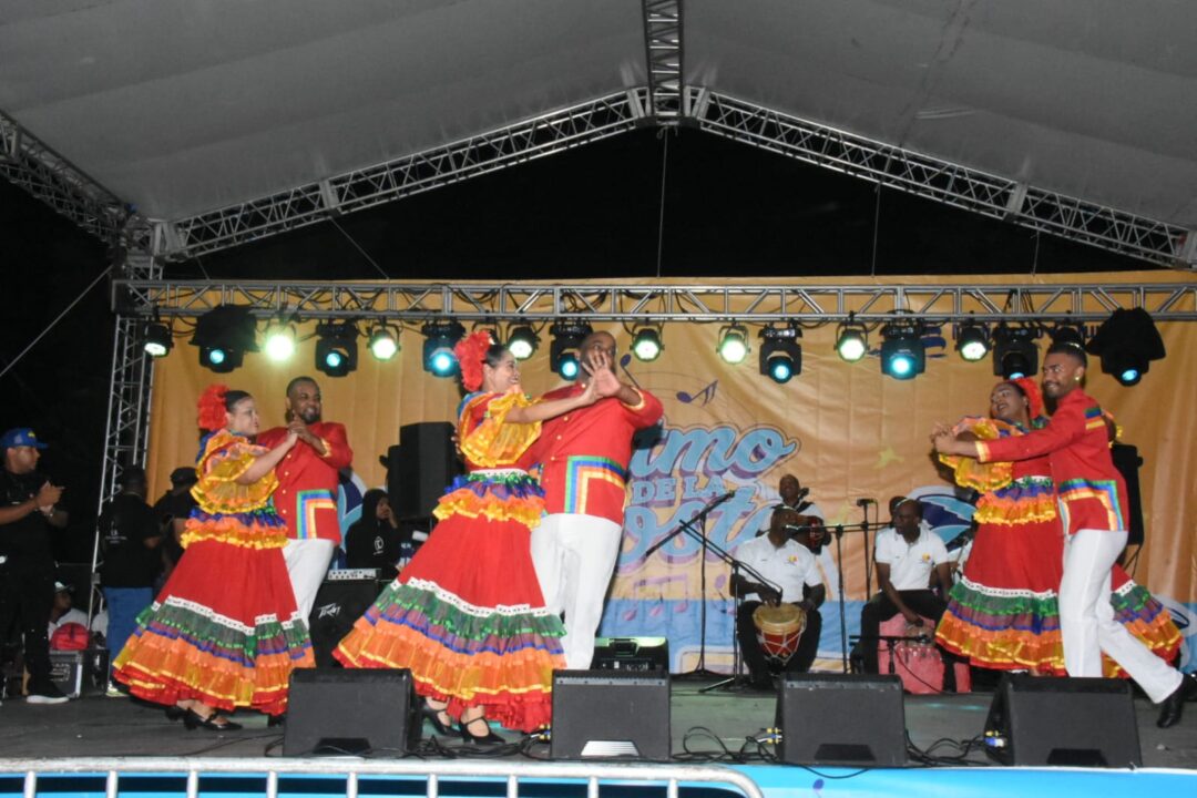 Ritmo de la Costa ha dado espacio al talento local y a la música típica, con el desempeño de grupos emergentes como Grupo Santo Domingo, Sonido Latino, Brea y Su Big Band, Blady Rosario y su Banda, así como el ballet folclórico Francisco del Rosario Sánchez y el Ballet de Quisqueya del Municipio de Santo Domingo Este, Costa del Faro.