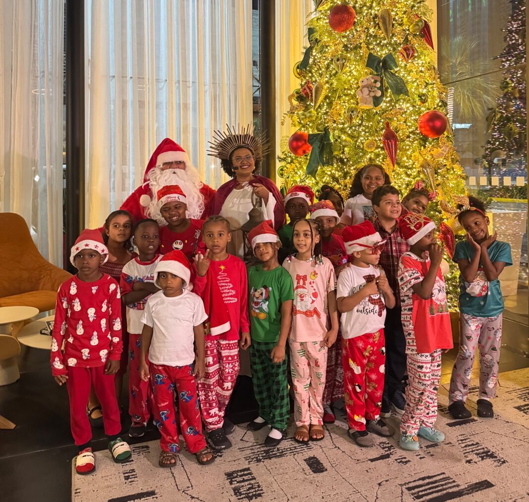 El Hotel Holiday Inn Santo Domingo recibió a un grupo de niños de la escuelita Rincón de Luz, apadrinada por la fundación Jompéame, quienes disfrutaron de una noche llena de magia y diversión.