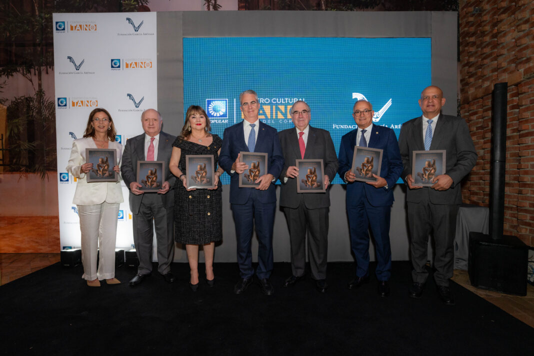 De izquierda a derecha, los señores Carmen Rita Cordero, Rafael del Toro, Antonia Antón de Hernández, René Grullón Finet, Manuel García Arévalo, Juan Lehoux y José Enrique Delmonte.