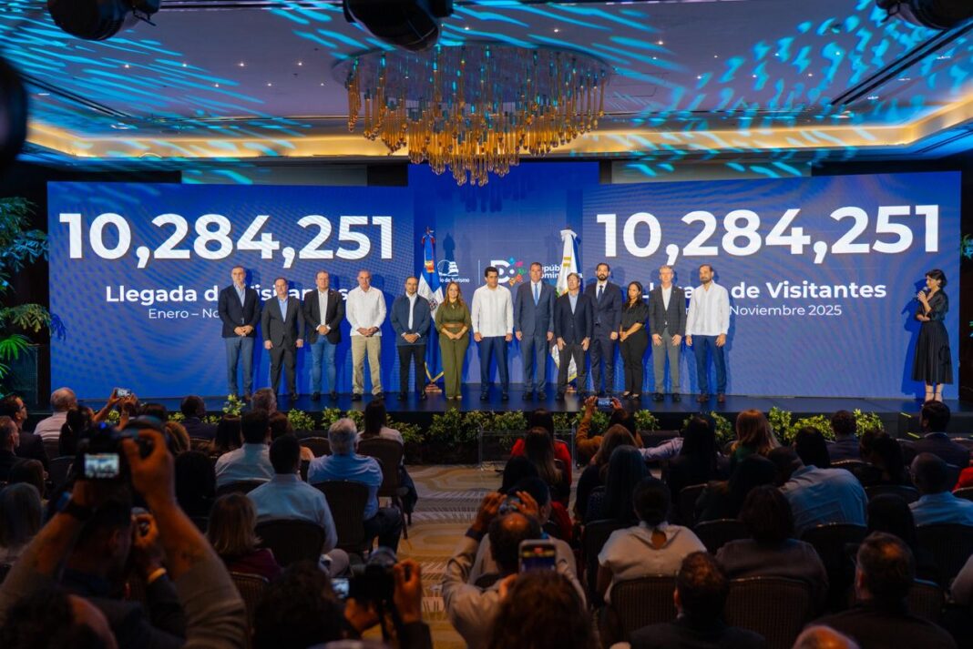 David Collado junto a líderes de la industria turística dominicana donde explicó que en noviembre llegaron por la vía aérea 715,916 turistas y por vía marítima 284,568 cruceristas.