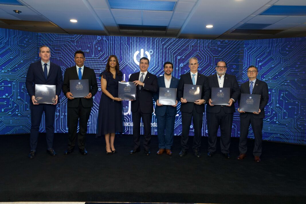 De izquierda a derecha, los señores Aitor Palacio, Fernando Cabrera, Mirna Eusebio Lithgow, Christopher Paniagua, Arturo López Valerio, Rene Grullón, Eduardo Valcárcel y Mite Nishio
