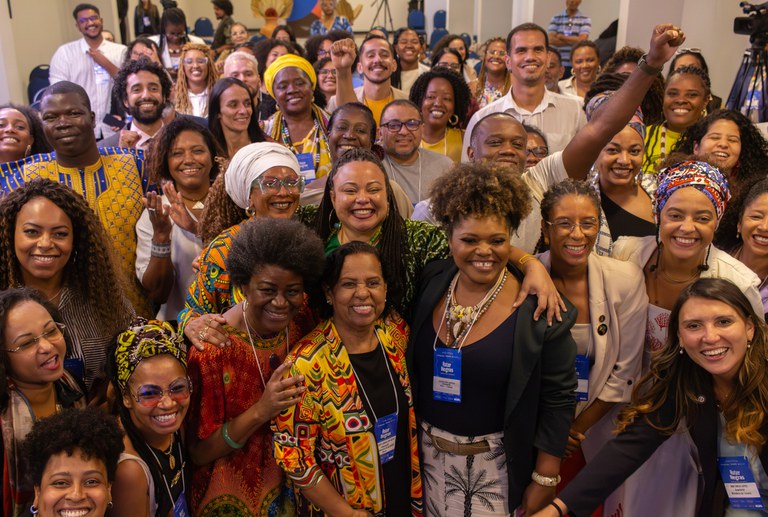El premio Rutas Negras en Brasil busca reconocer acciones que muestren el legado afrodiaspórico y afrobrasileño en sus diversas manifestaciones materiales e inmateriales, como tradiciones, ritmos musicales, gastronomía, celebraciones y prácticas religiosas.