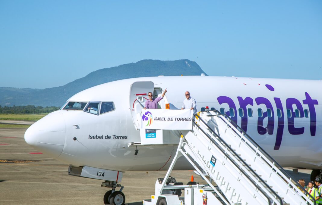 Manuel Luna, Chief Communications And External Affairs Officer de Arajet e Igor Rodriguez, director general del Instituto Dominicano de Aviación Civil (IDAC), saludan mostrando el nuevo avión de Arajet al llegar al Aeropuerto Internacional Gregorio Luperón en Puerto Plata.