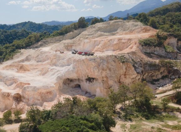 La actividad minera caus&oacute; mucha destruccion en las cuevas y sus entorno.