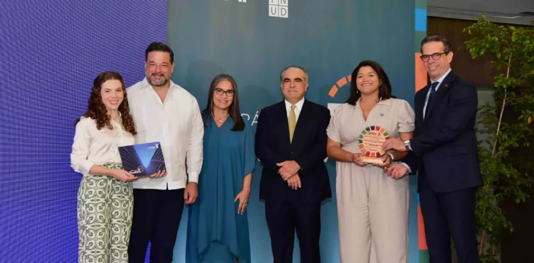 Momento en que ejecutivos de la Fundación Cap Cana reciben el reconocimiento por parte de los directivos del CONEP y del PNUD en República Dominicana.