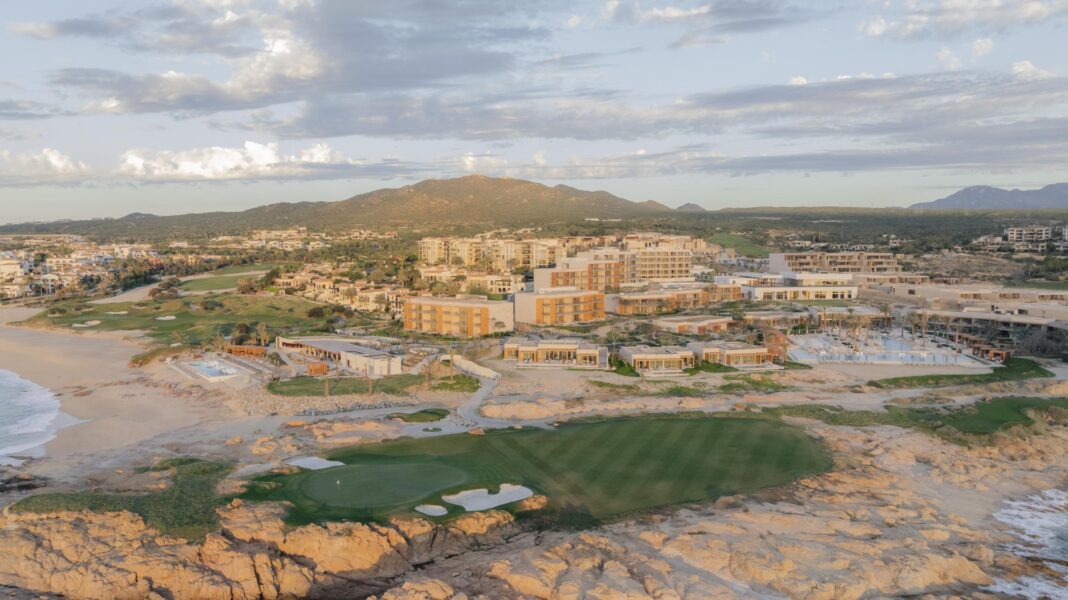 El primer hotel Park Hyatt de la marca en México debuta en Los Cabos, ofreciendo arquitectura mexicana moderna, experiencias culinarias frente al mar y bienestar arraigado en el paisaje elemental de Baja California.