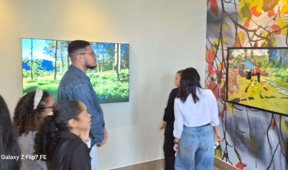 Periodistas observan fotos de Domingo Bautista en su exposición del Centro Cultural Banreservas de Santiago, Foto Suministrada.
